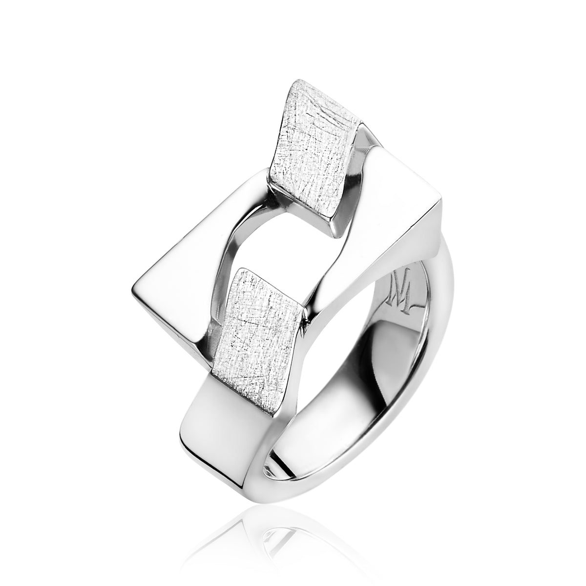 Anello in argento con design geometrico e dettagli texturizzati.