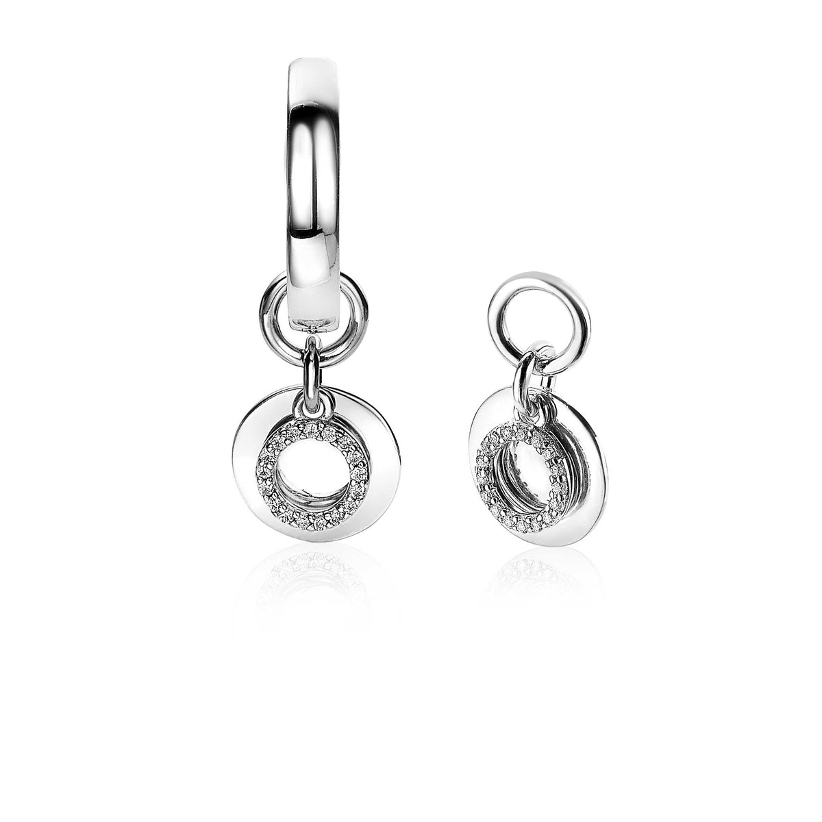 Orecchini in argento con pendente circolare e dettagli brillanti.