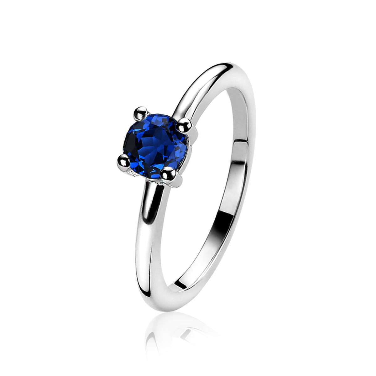 Anello in argento con pietra blu incastonata.
