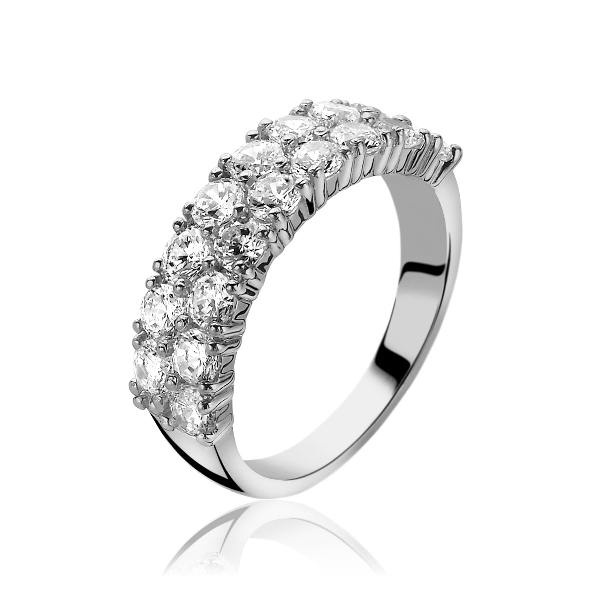 Anello in argento con pietre brillanti disposte in fila.