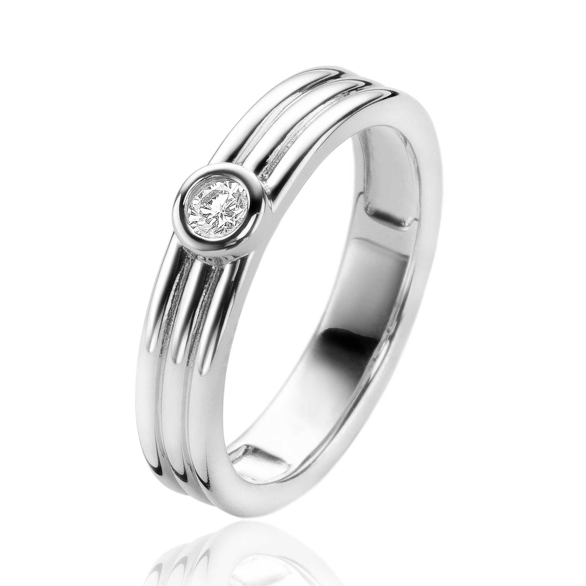 Anello in argento con dettagli a righe e pietra centrale brillante.