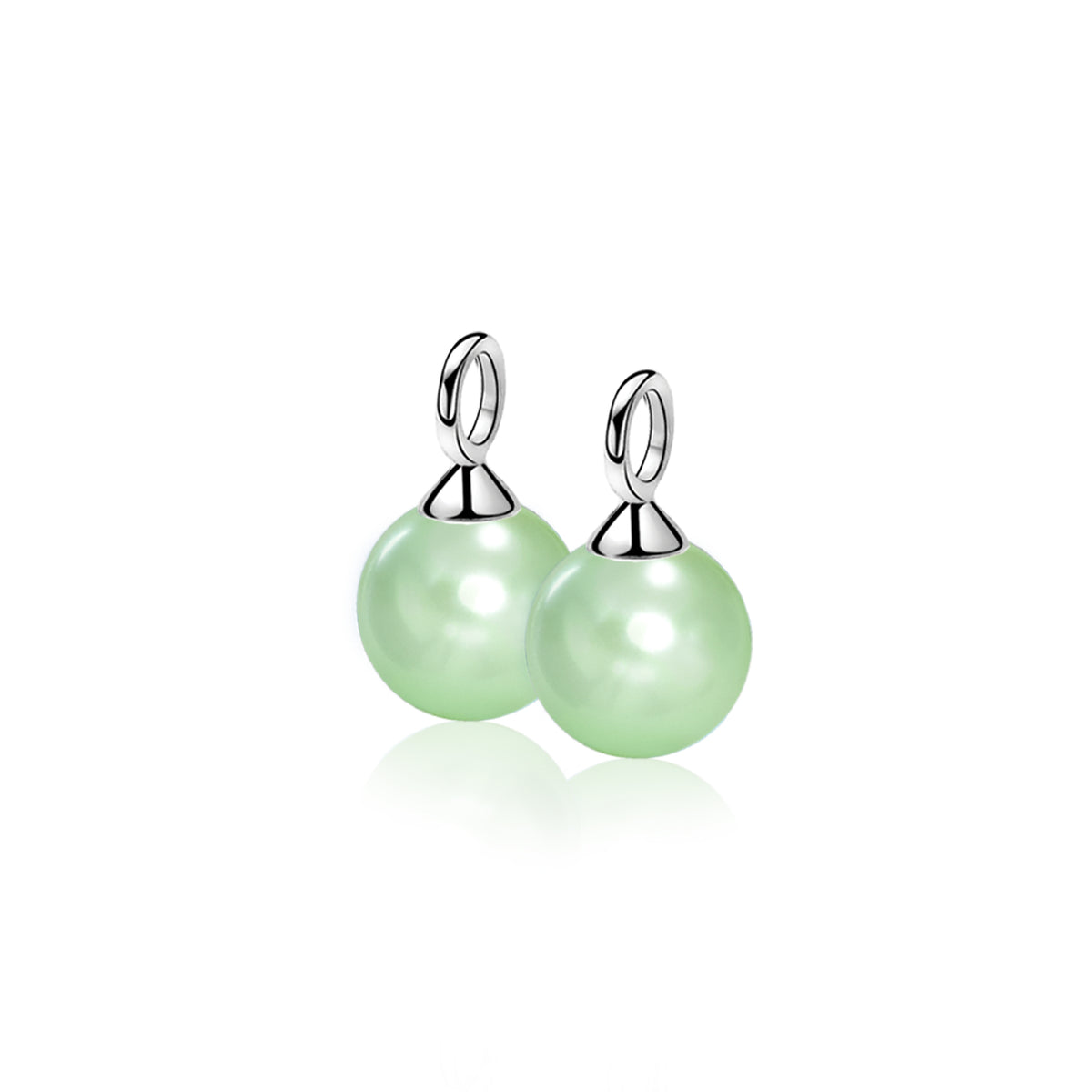 Orecchini in argento con perle verdi lucide e dettagli argentati.