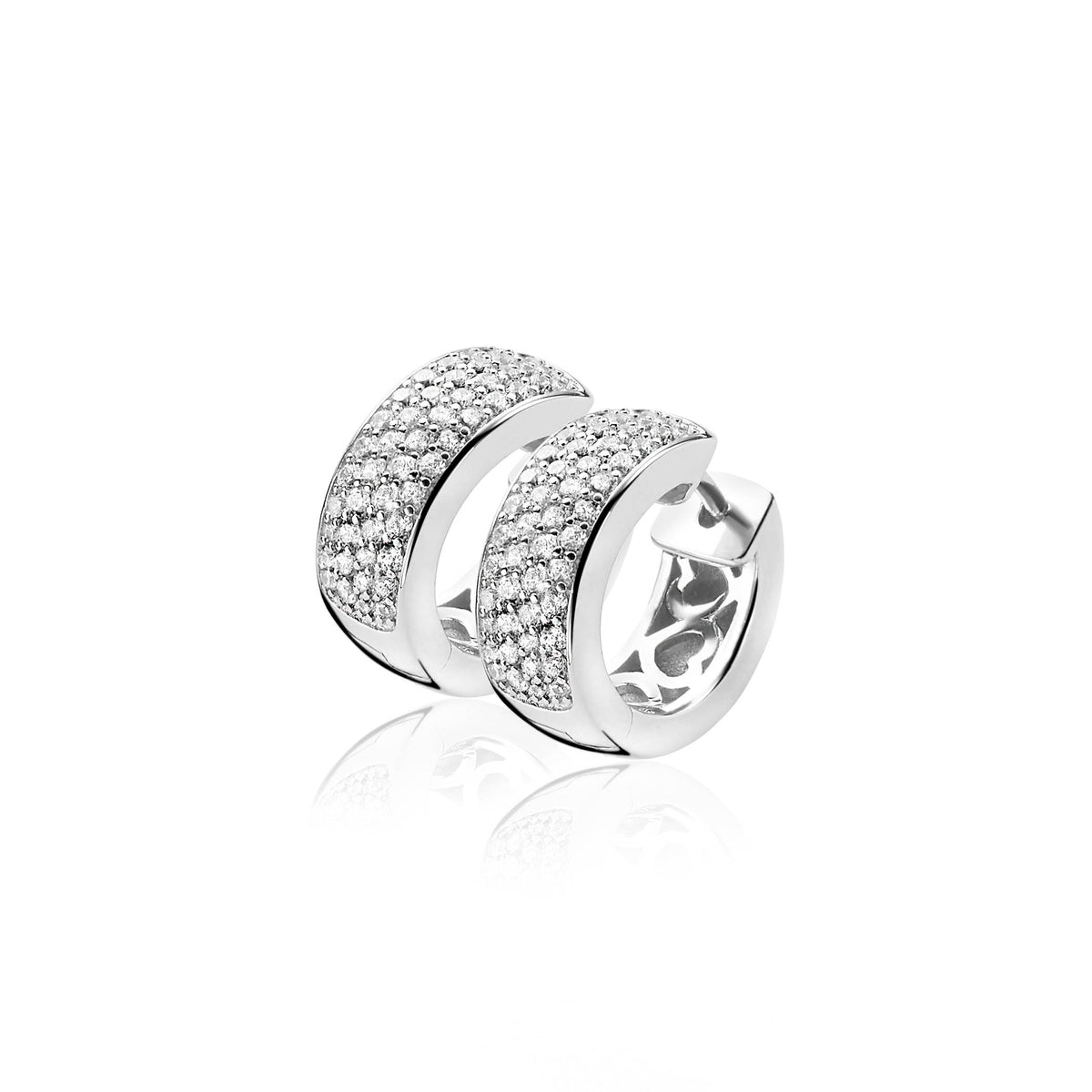 Orecchini in argento con pavé di zirconi, forma a cerchio e finitura lucida.