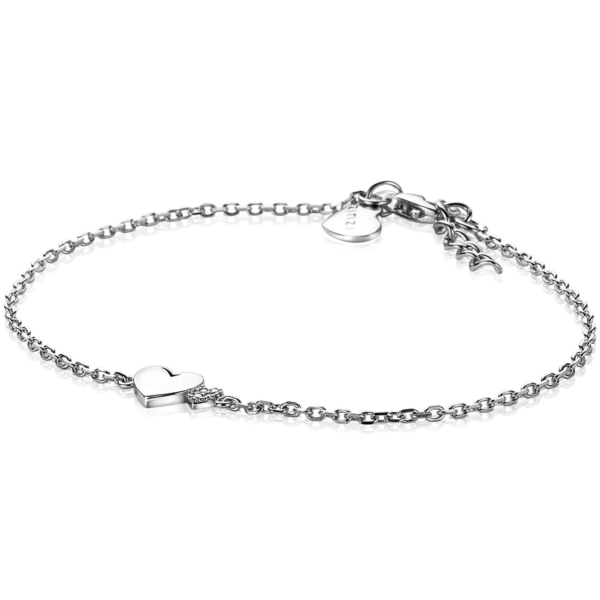 Bracciale in argento con charm a forma di cuore e maglia fine.