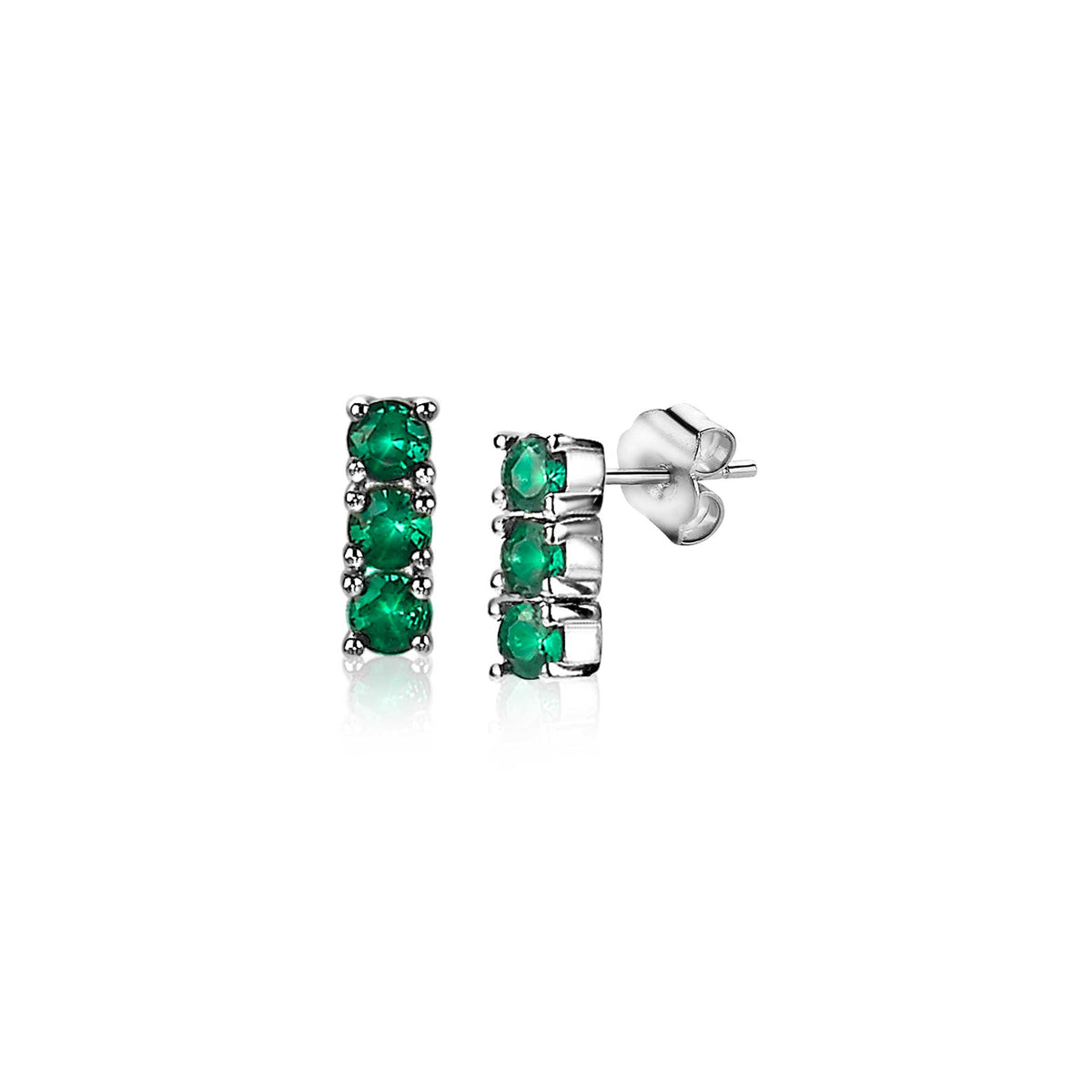 Orecchini in argento con tre pietre verdi incastonate.