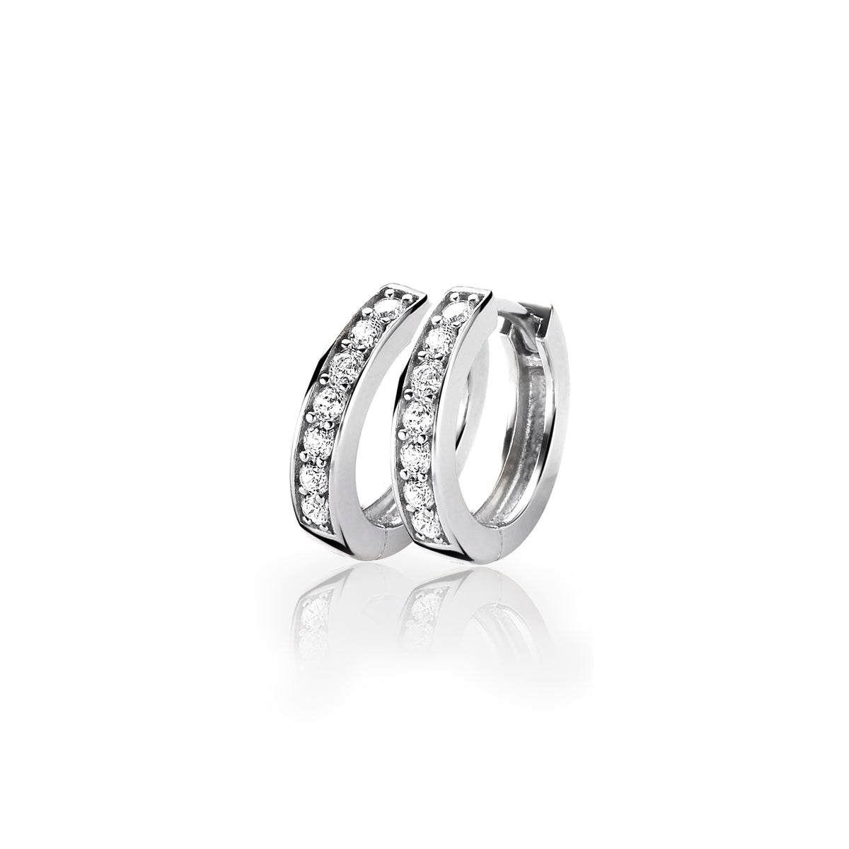 Orecchini in argento con zirconi, a forma di cerchio, con dettagli scintillanti.