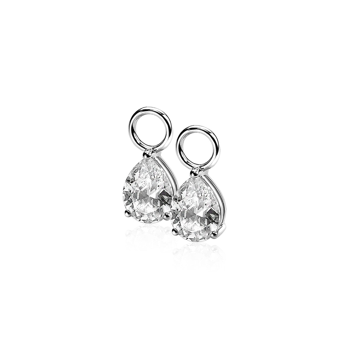 Orecchini in argento con pendente a forma di goccia e pietra trasparente.