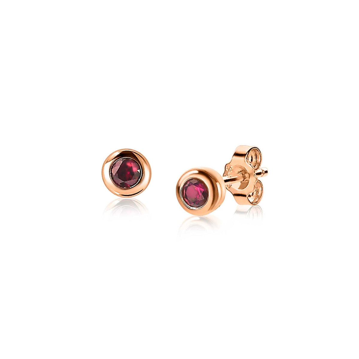 Orecchini in oro rosa con pietra rossa centrale.
