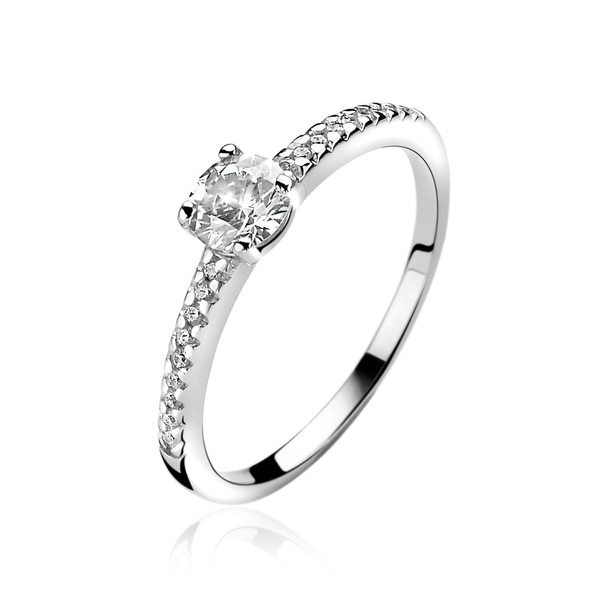 Anello in argento con pietra centrale brillante e dettagli scintillanti lungo la fascia.