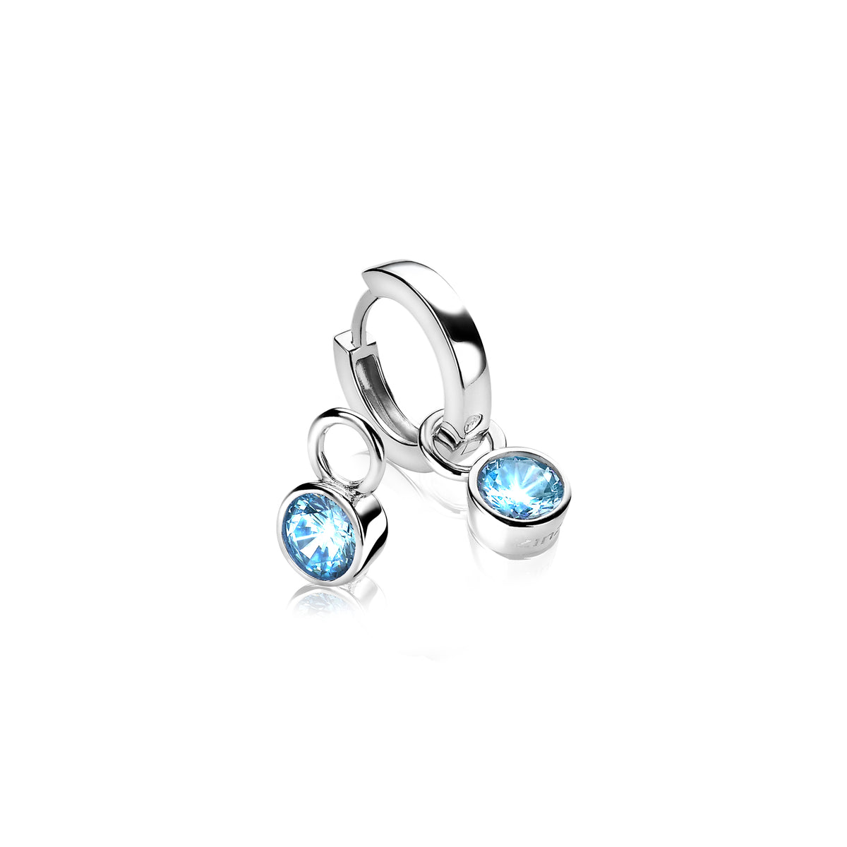 Orecchini in argento con pendenti e pietre azzurre.