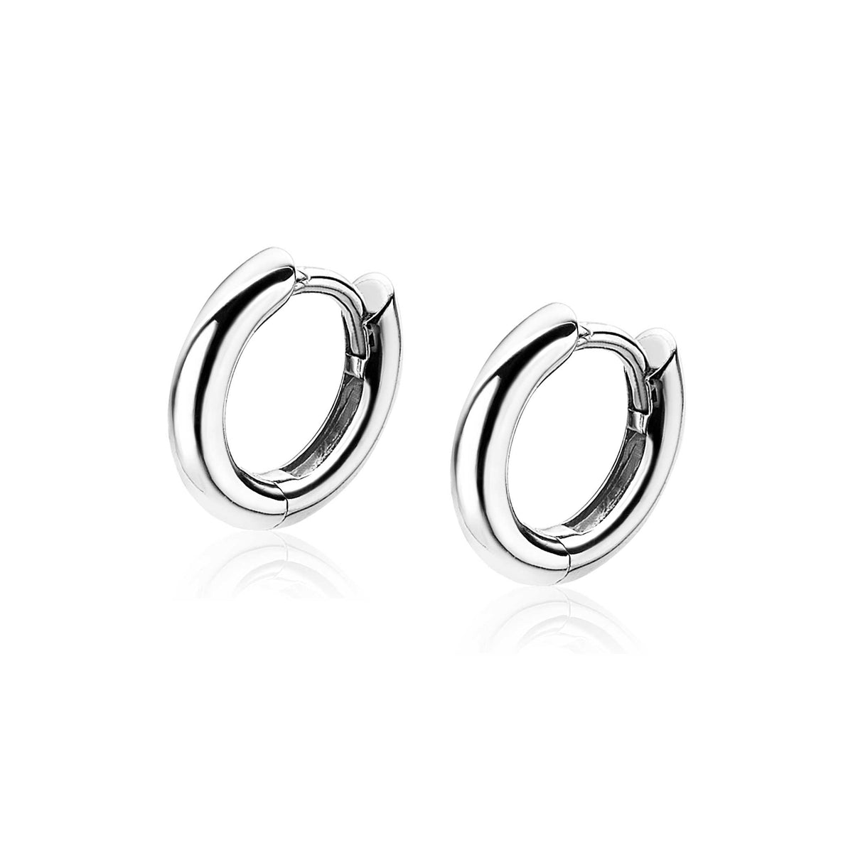 Orecchini in argento con forma circolare e chiusura a scatto.