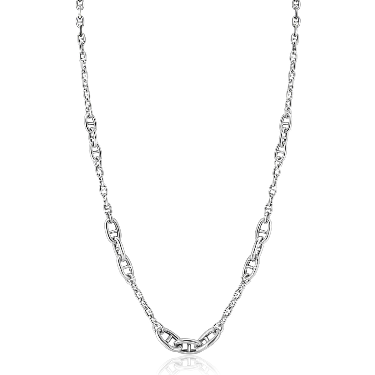 Collana in argento con maglie alternate e dettagli lucidi.