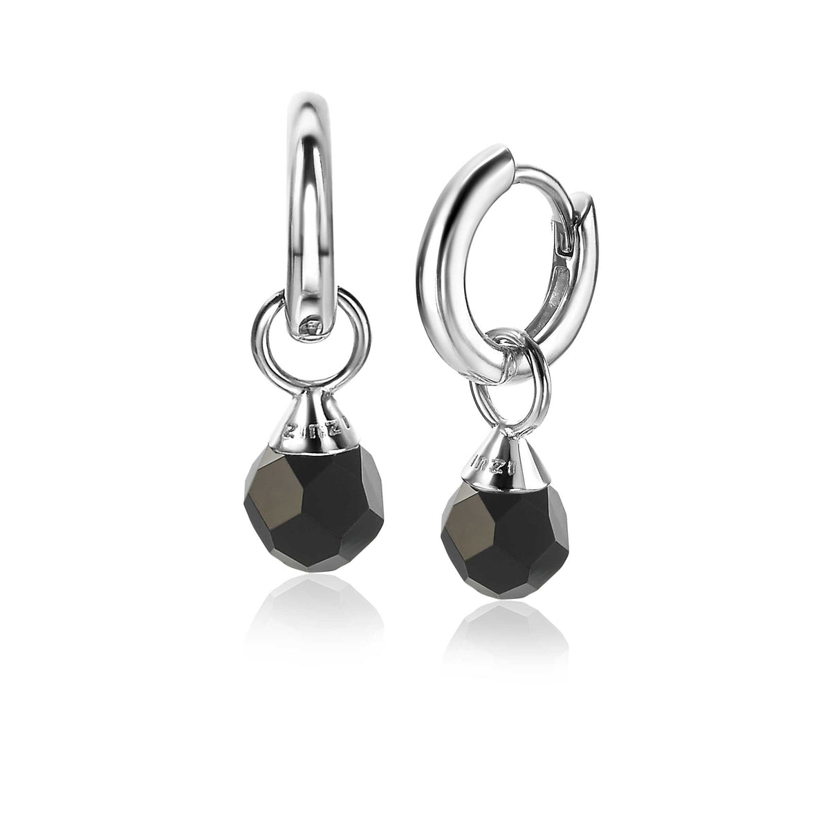 Orecchini in argento con pendente a forma di goccia nera sfaccettata.