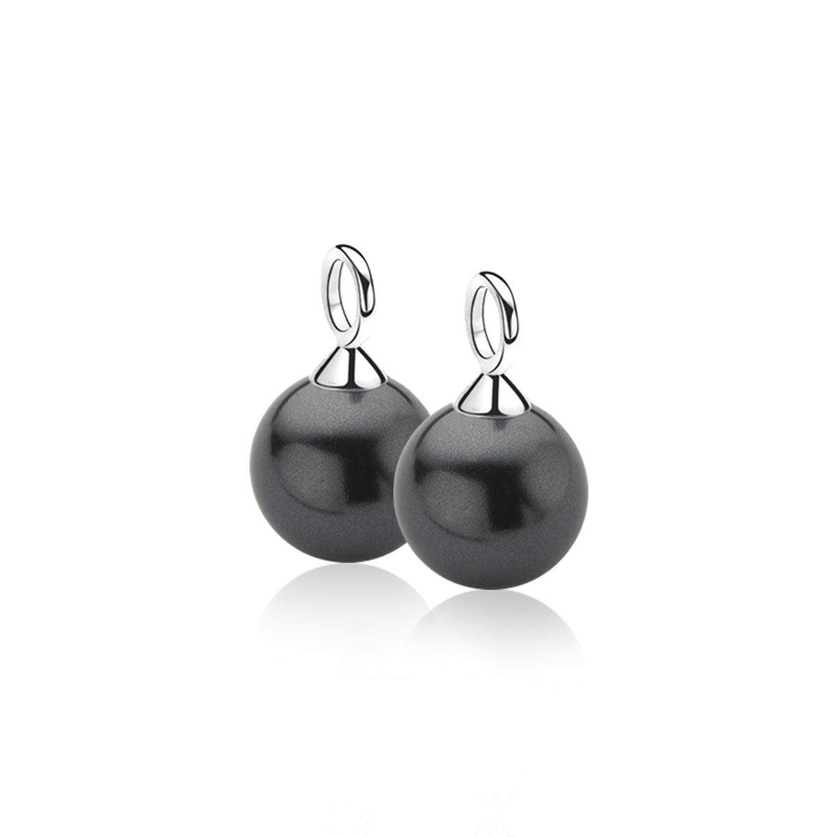 Orecchini in argento con sfere nere lucide.