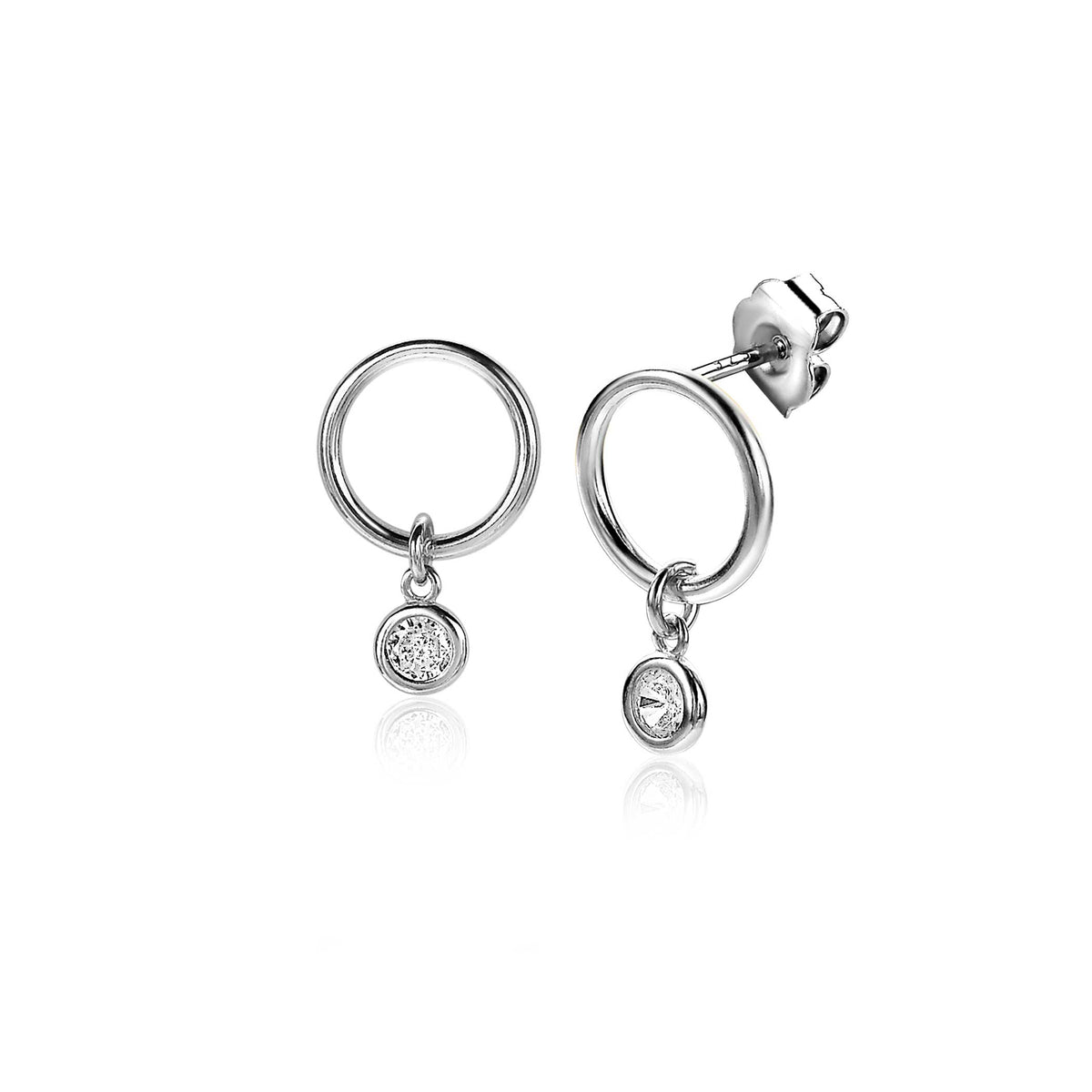 Orecchini in argento con cerchio e pendente rotondo decorato.