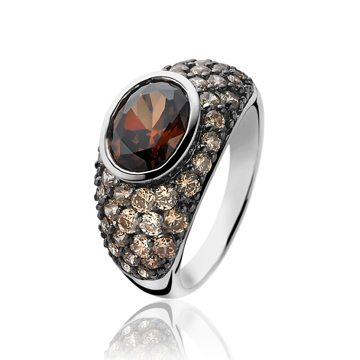 Anello in argento con pietra centrale marrone e dettagli scintillanti.