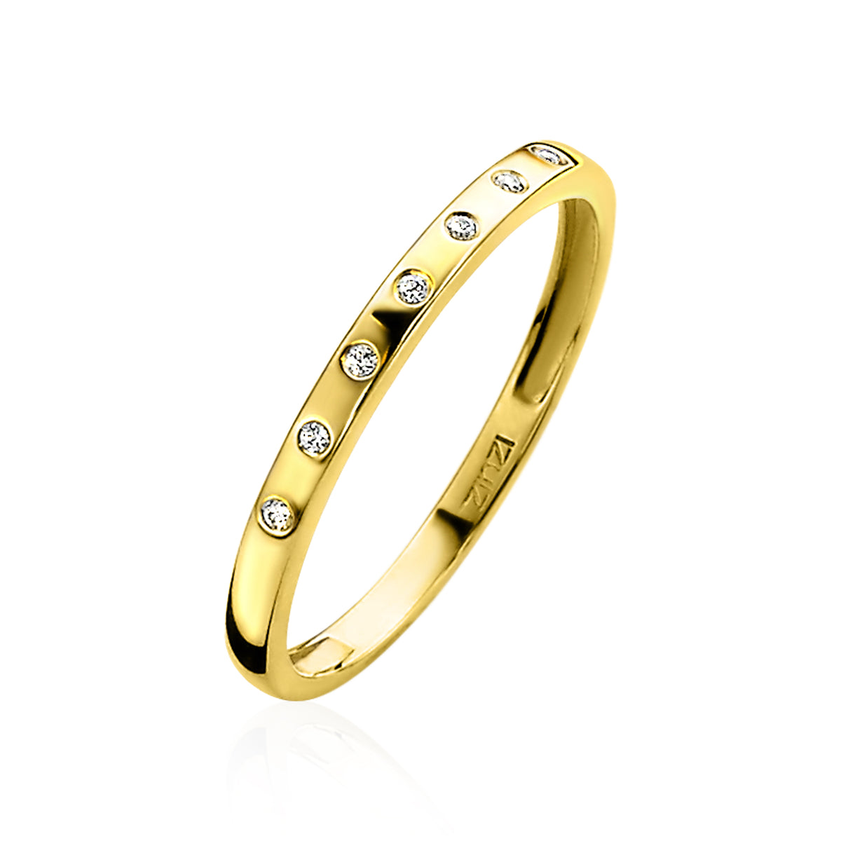 Anello in oro con zirconi, forma sottile e liscia, decorato con pietre brillanti.