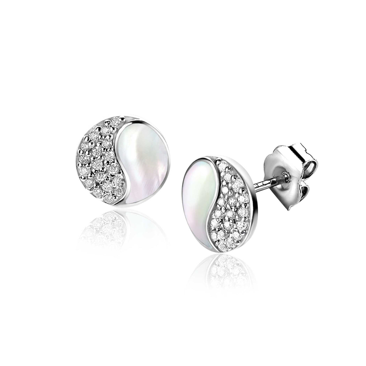 Orecchini in argento con perla bianca e dettagli in zirconia cubica.