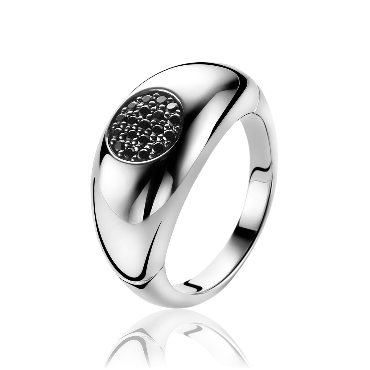 Anello in argento con una superficie lucida e un motivo circolare di pietre nere.