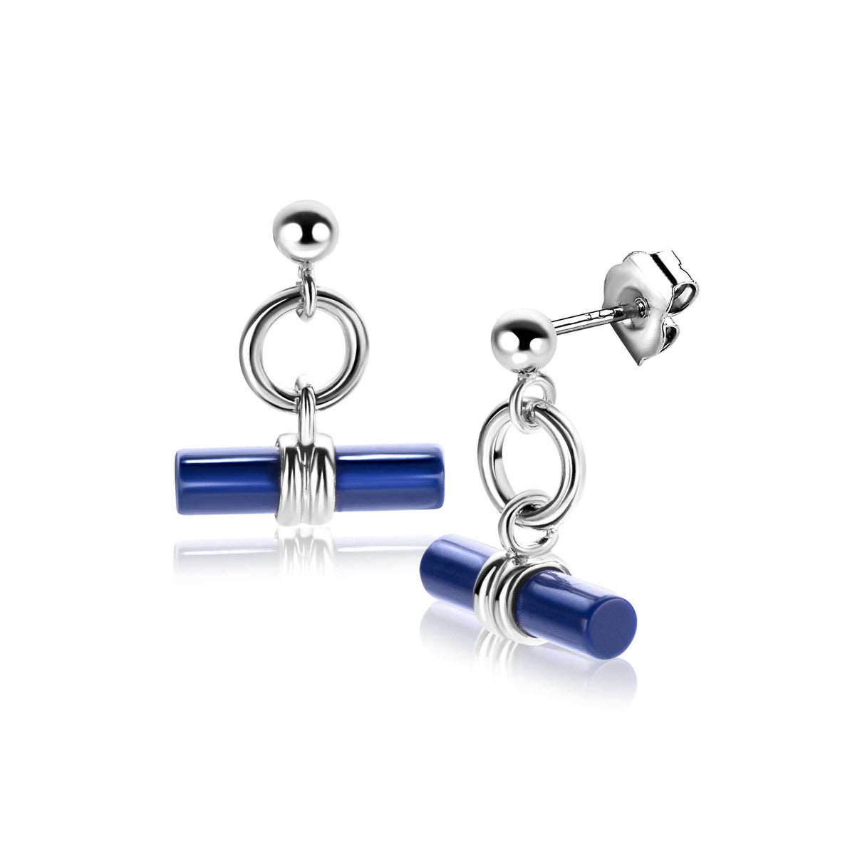 Orecchini in argento con dettagli blu e forma cilindrica, pendenti da un anello.