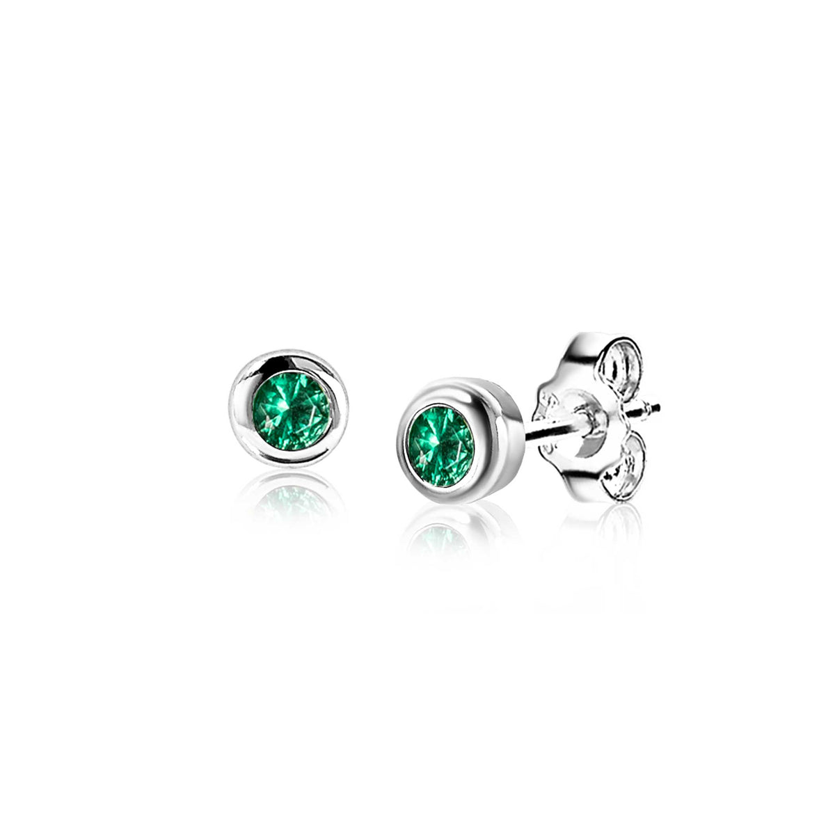 Orecchini in argento con pietra verde brillante.