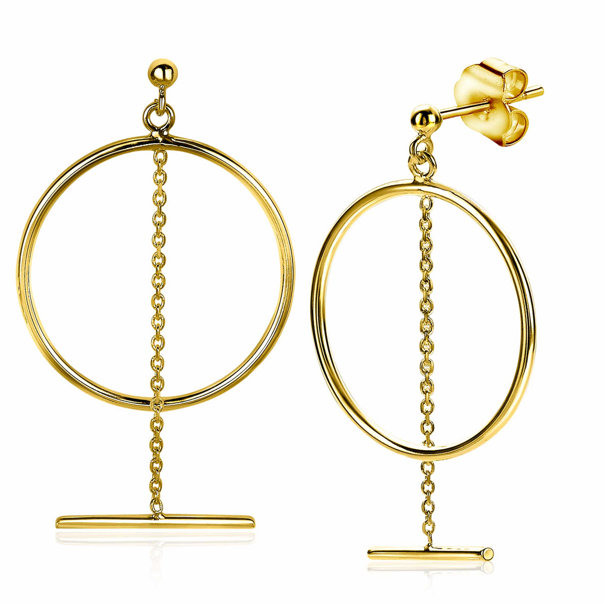 Orecchini alla creola placcati oro con catena pendente e dettagli lineari.