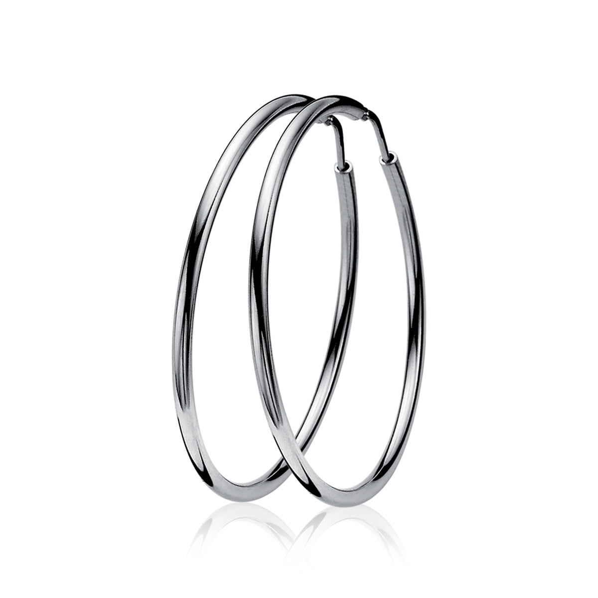 Orecchini alla creola in argento con design semplice e lucido.