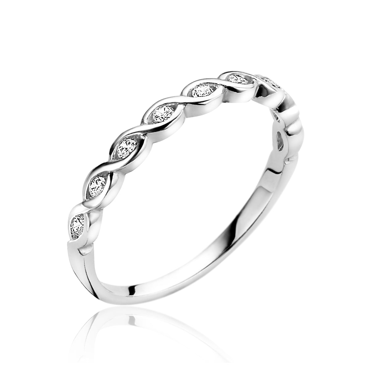anello in argento con dettagli intrecciati e pietre brillanti