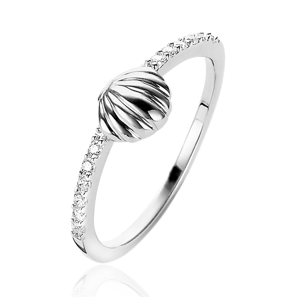 Anello in argento con un motivo a spirale centrale e pietre scintillanti lungo la fascia.