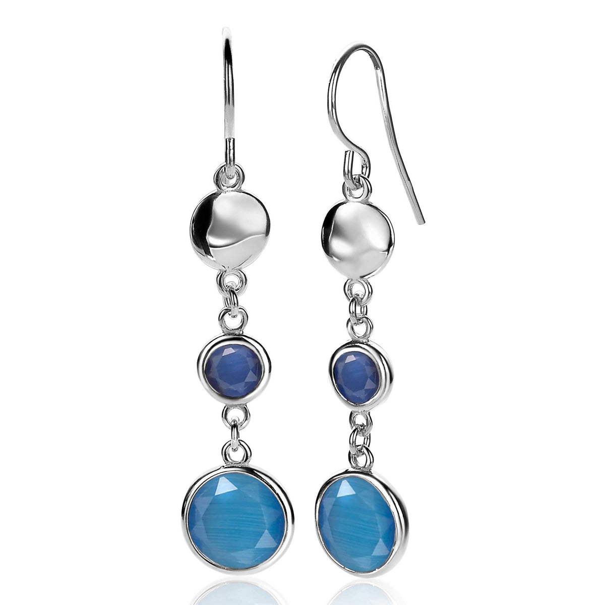Orecchini in argento con pietre blu sfaccettate e dettagli rotondi.