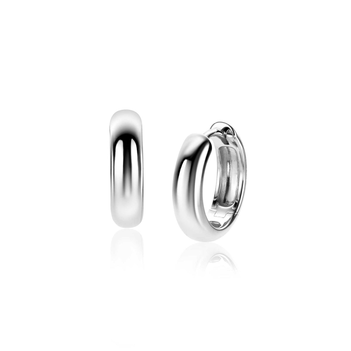 Orecchini in argento con forma liscia e curva.