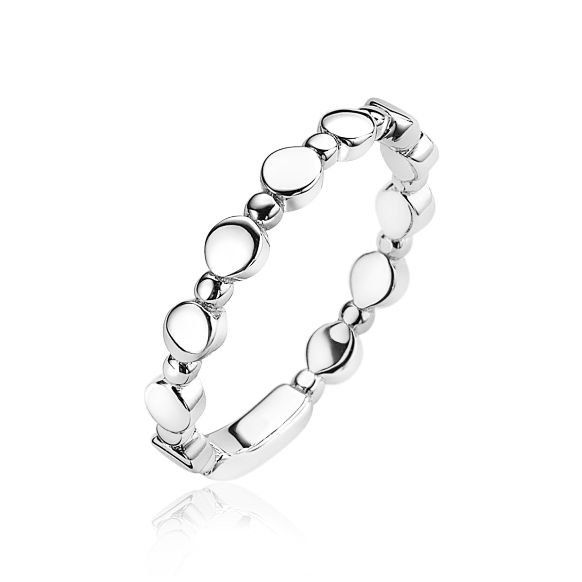 Anello in argento con elementi ovali e rotondi alternati.