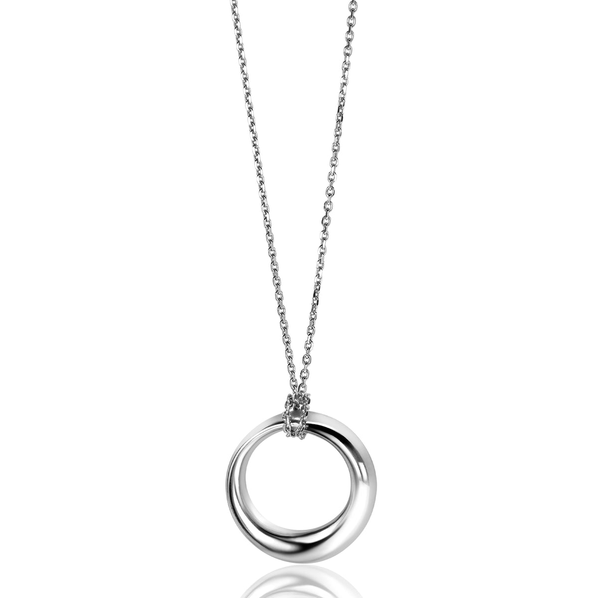 Collana in argento con pendente a forma di anello intrecciato.