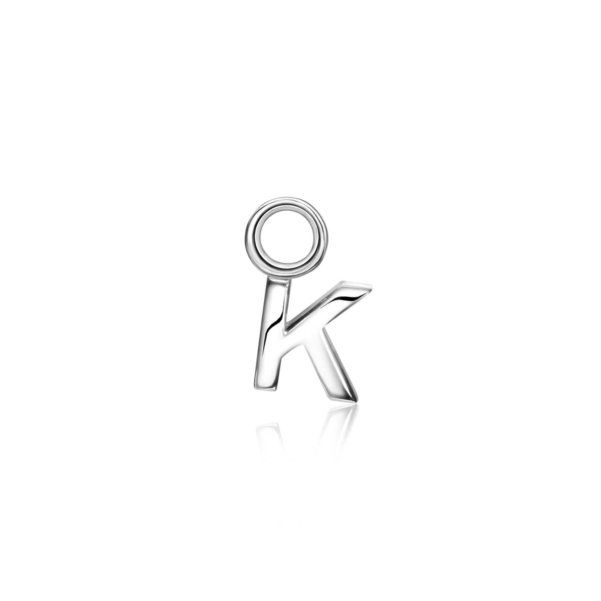 Orecchino in argento a forma di lettera "K" con dettagli lucidi.
