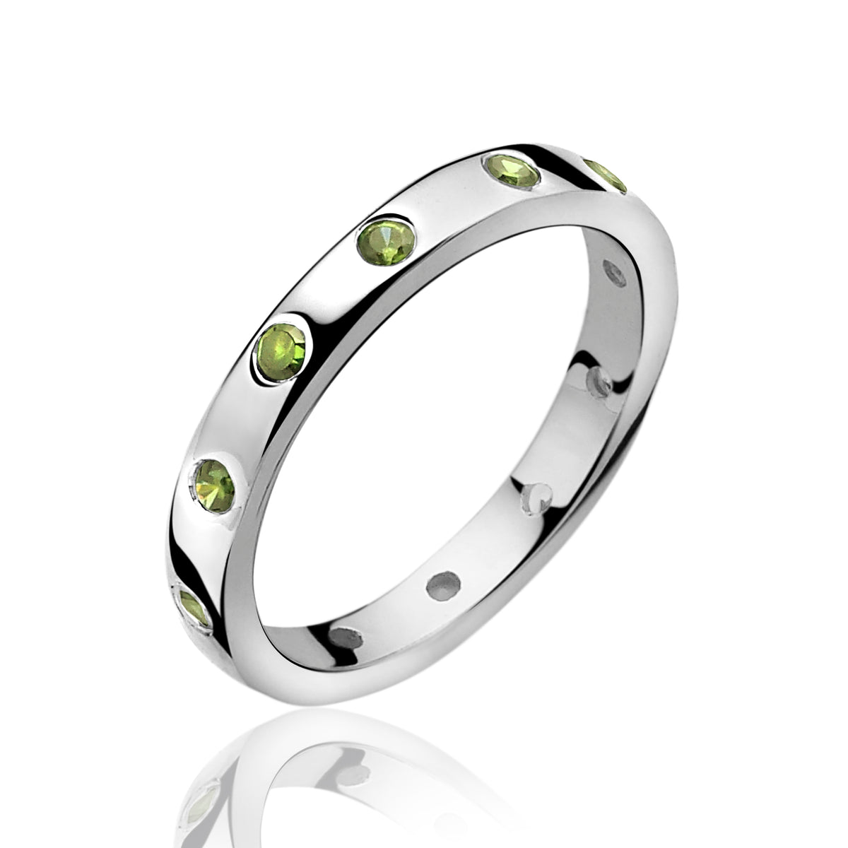 Anello in argento con pietre verdi incastonate.