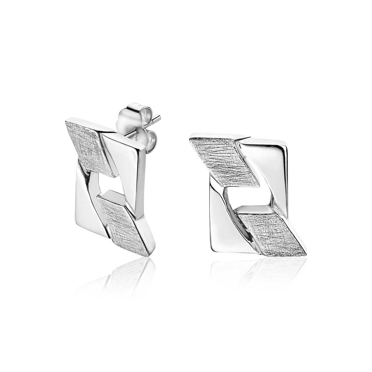 Orecchini in argento con design geometrico, finitura lucida e opaca.