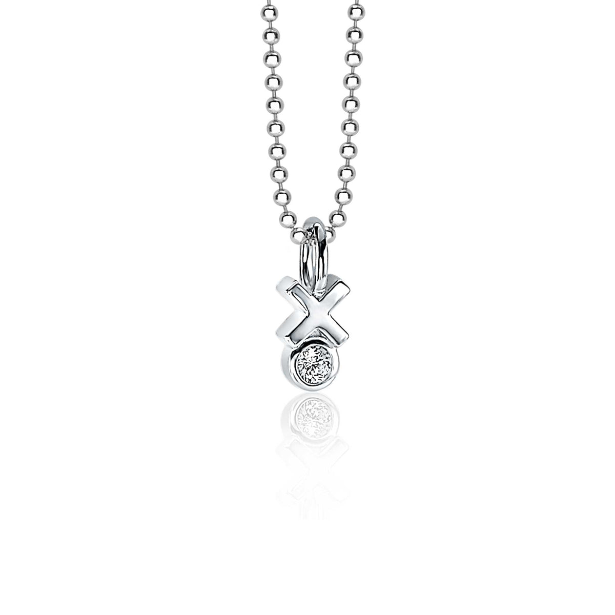 Ciondolo in argento con un design a croce e un diamante centrale.