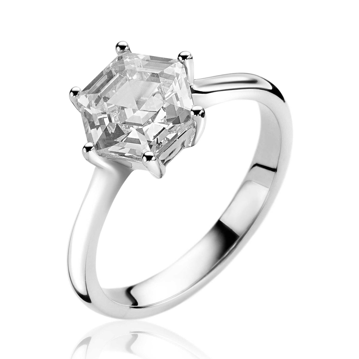 Anello in argento con pietra quadrata trasparente.