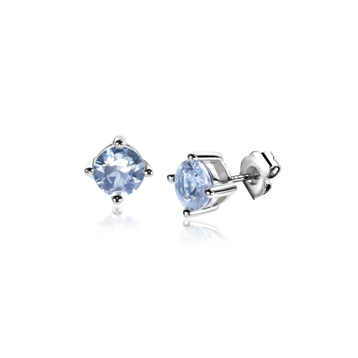 Orecchini in argento con pietra blu a forma rotonda.