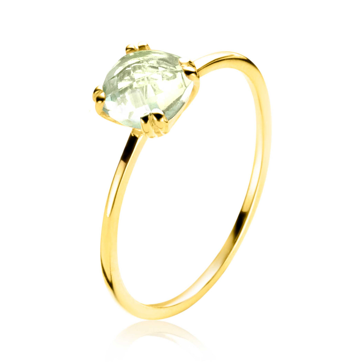 anello in oro con pietra verde chiara, design semplice e raffinato.