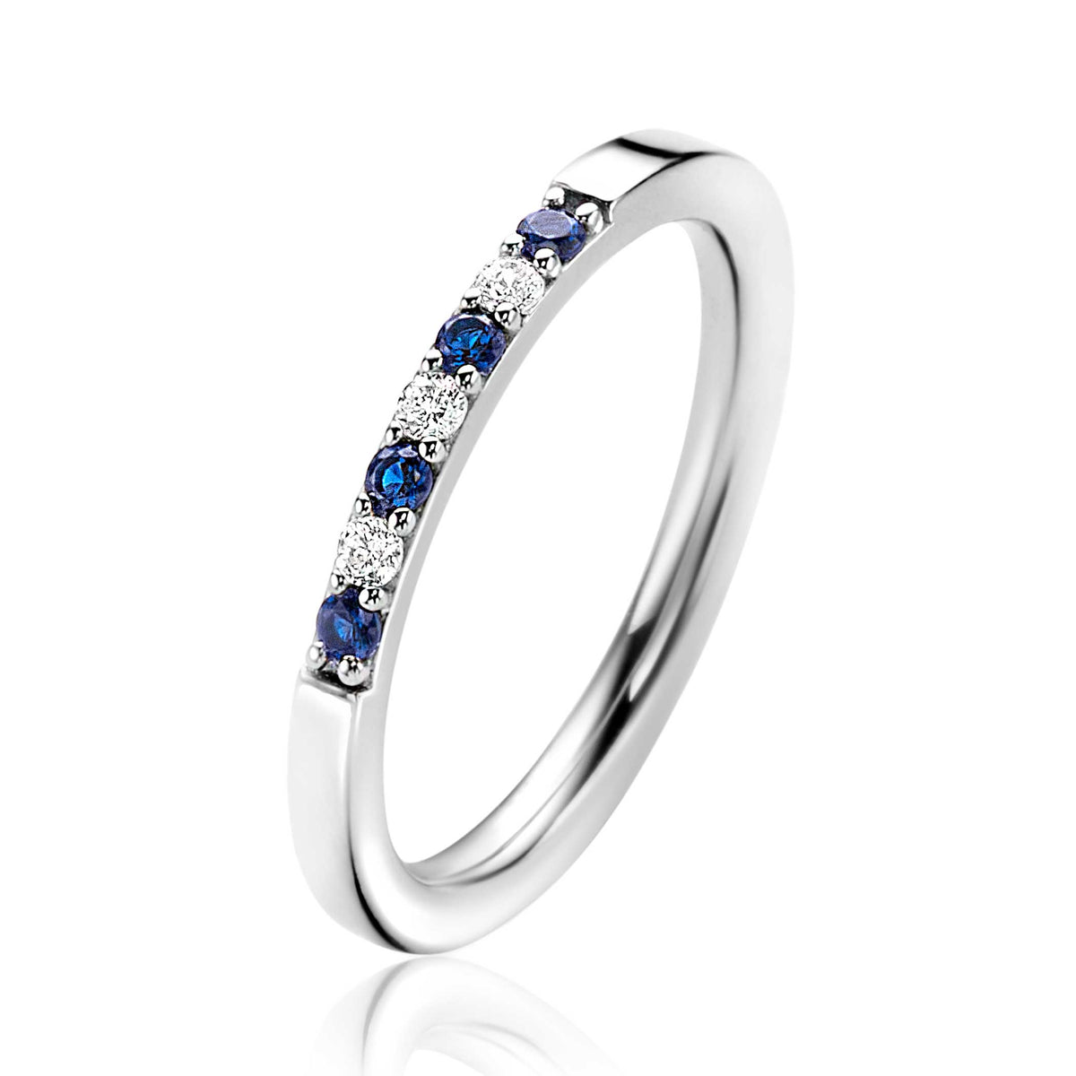 Zilveren ring met blauwe en heldere steentjes in een rechte lijn.