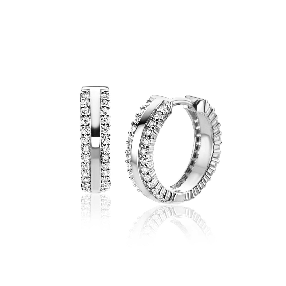 Orecchini in argento con zirconi, forma a cerchio e dettagli incastonati.