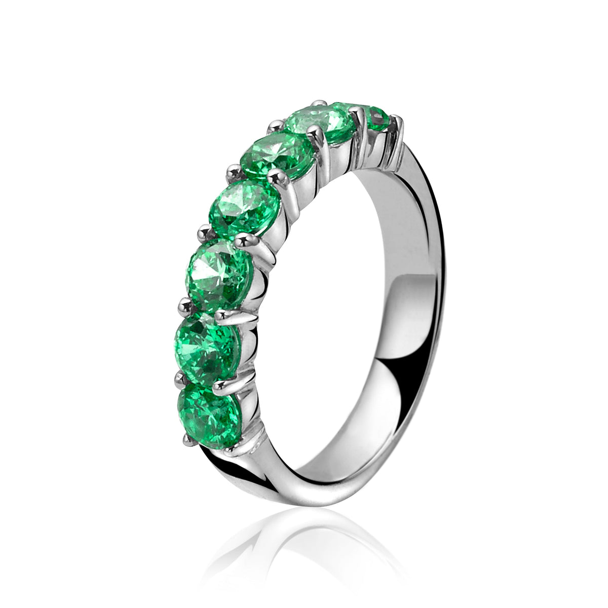 Anello in argento con pietre verdi incastonate.