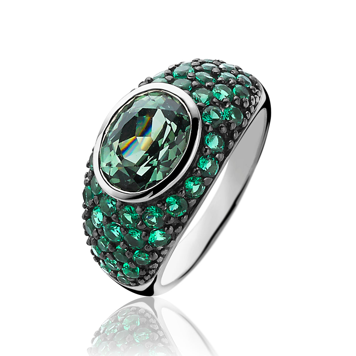 Anello in argento con grande pietra ovale verde e piccoli cristalli verdi incastonati.