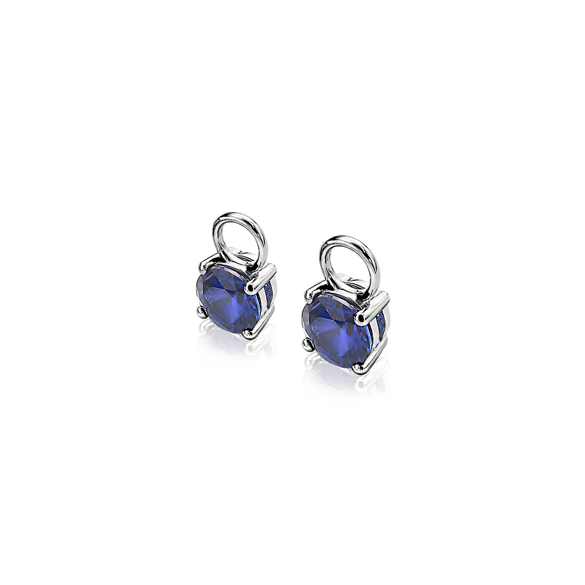 Orecchini in argento con pietre a forma di cuore di colore viola.