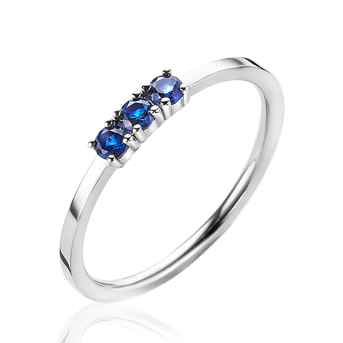 Anello in argento con tre pietre blu incastonate.
