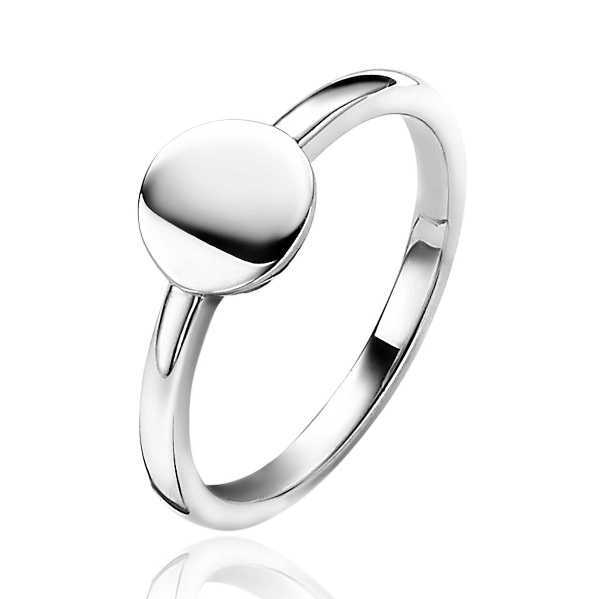 Anello in argento con una superficie liscia e rotonda.