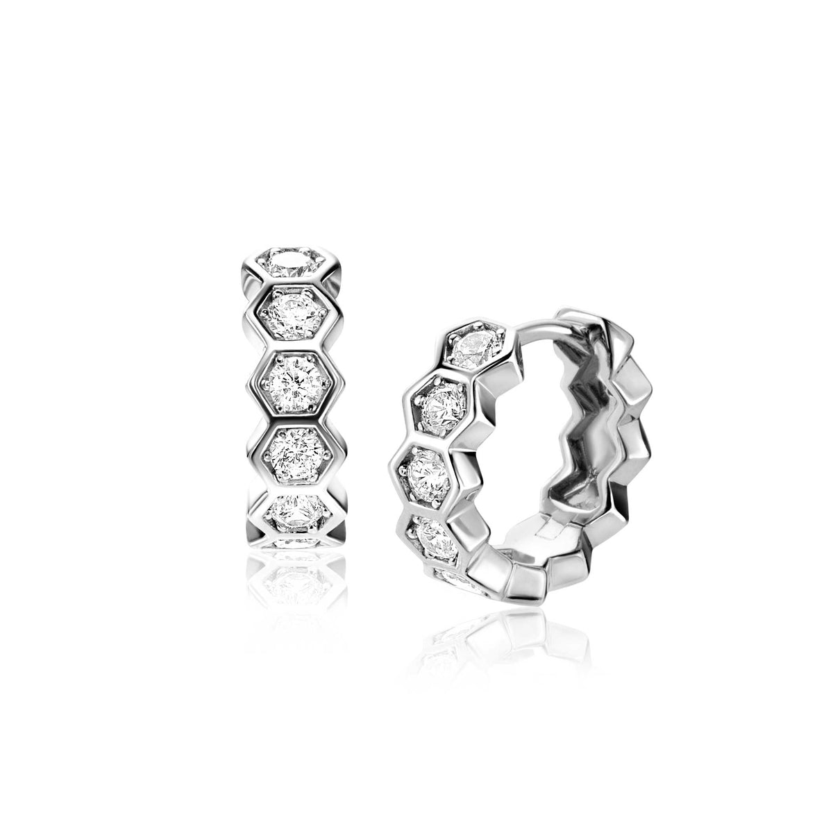 Orecchini in argento con forma esagonale e pietre brillanti.