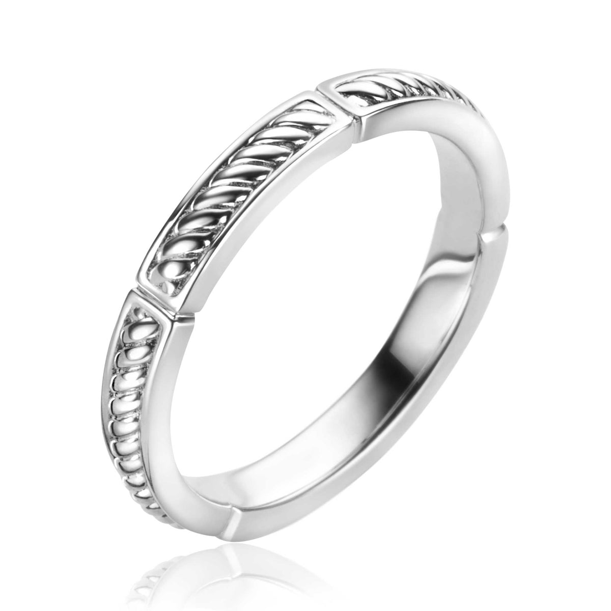 Anello in argento con dettagli intrecciati e finitura lucida.