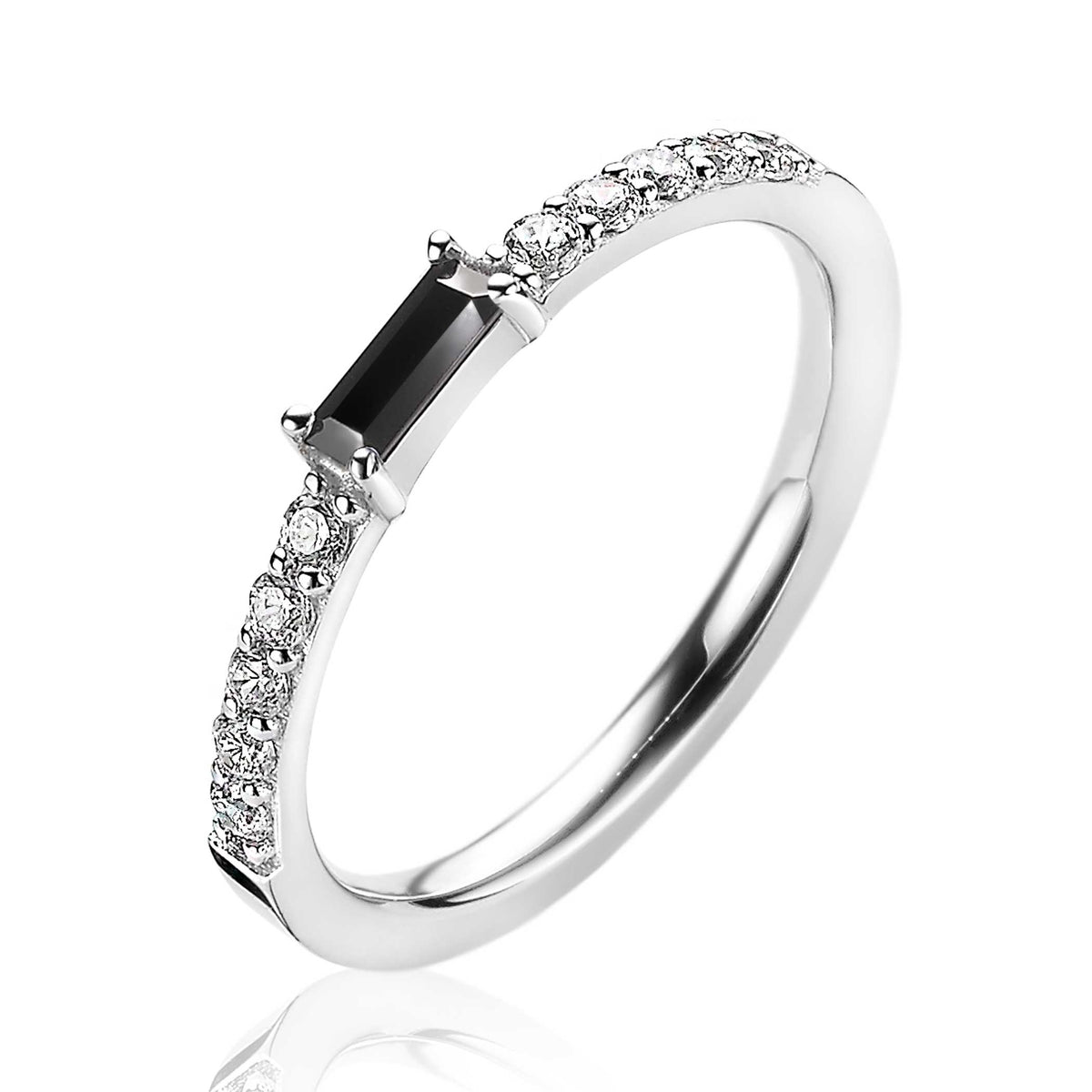 Anello in argento con pietra nera rettangolare e zirconi bianchi.